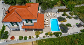 Villa Belina: 4 ensuite bedrooms, game room, heated pool, sauna & gym